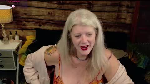 Snapshot of alicescuriosity chatting on December 6, 3:30 am Alices Curiosity online show from December 6, 3:30 am