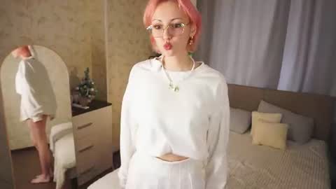 Snapshot of alicesternley chatting on July 13, 6:27 am Milly online show from July 13, 6:27 am