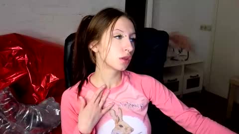 alicewallflower online show from February 14, 8:49 pm