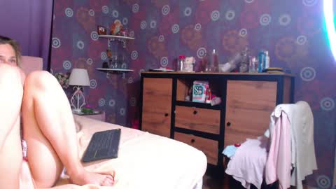 Snapshot of alicewetsquirt chatting on May 8, 10:04 pm alicewetsquirt online show from May 8, 10:04 pm