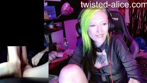 Snapshot of alicewonder52 chatting on March 31, 3:52 am Alice online show from March 31, 3:52 am