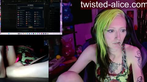 Snapshot of alicewonder52 chatting on April 2, 3:15 am Alice online show from April 2, 3:15 am