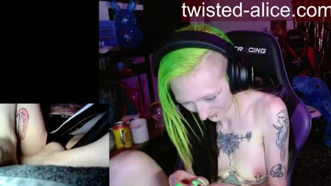 Snapshot of alicewonder52 chatting on April 24, 3:31 am Alice online show from April 24, 3:31 am