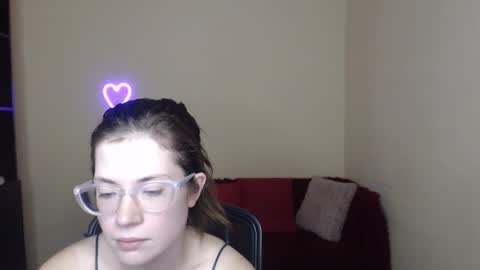 Snapshot of alicia_folow chatting on February 6, 12:43 am Alicia online show from February 6, 12:43 am