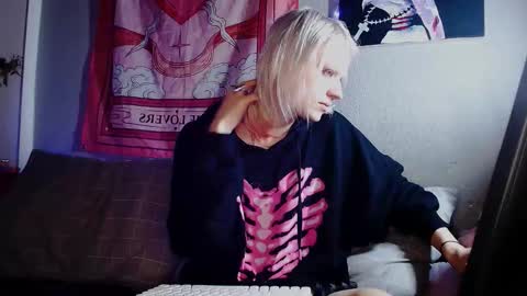 Snapshot of alien_bella chatting on February 9, 4:11 pm Alien Bella online show from February 9, 4:11 pm