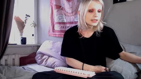 Snapshot of alien_bella chatting on February 27, 12:27 pm Alien Bella online show from February 27, 12:27 pm