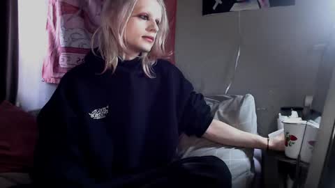 Snapshot of alien_bella chatting on March 20, 8:52 am Alien Bella online show from March 20, 8:52 am