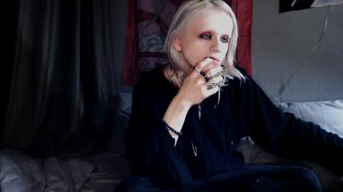 Snapshot of alien_bella chatting on April 8, 2:22 am Alien Bella online show from April 8, 2:22 am