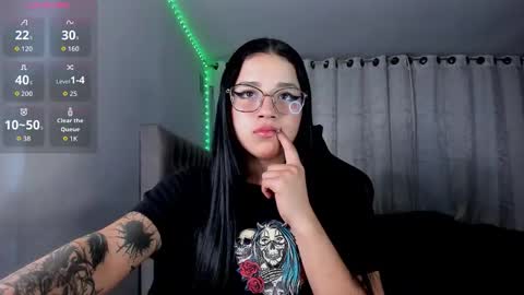 aliice_walker_ online show from January 6, 10:56 pm