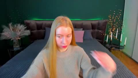 Snapshot of alina__blonde chatting on January 18, 6:39 am Alina online show from January 18, 6:39 am