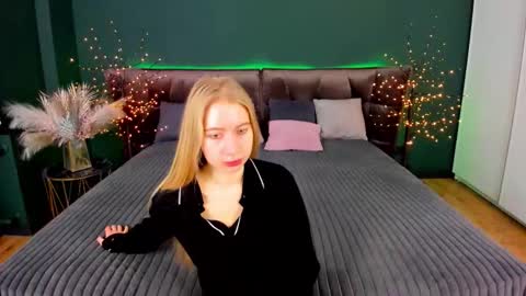 Snapshot of alina__blonde chatting on February 1, 6:34 am Alina online show from February 1, 6:34 am