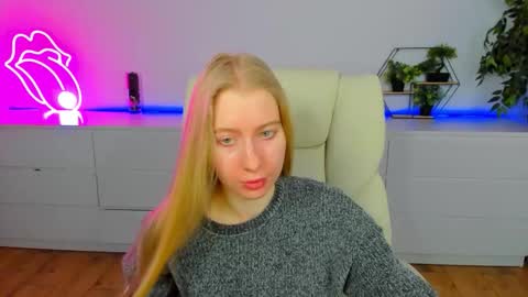 Snapshot of alina__blonde chatting on February 3, 6:40 am Alina online show from February 3, 6:40 am