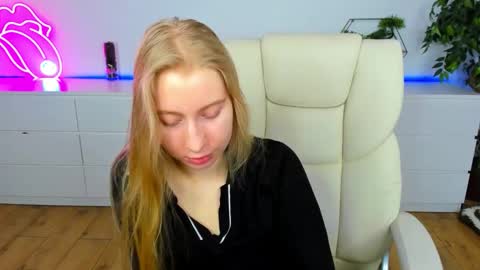Snapshot of alina__blonde chatting on February 5, 6:51 am Alina online show from February 5, 6:51 am