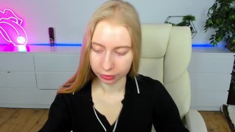 Snapshot of alina__blonde chatting on February 8, 6:39 am Alina online show from February 8, 6:39 am