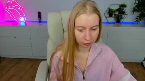 Snapshot of alina__blonde chatting on February 9, 6:39 am Alina online show from February 9, 6:39 am