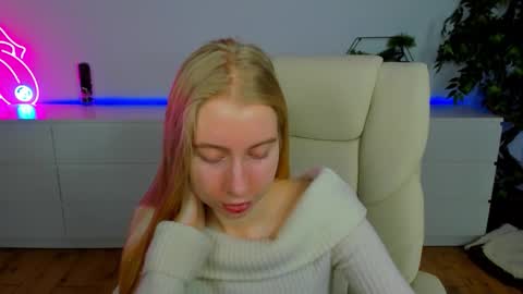 Snapshot of alina__blonde chatting on February 19, 7:04 am Alina online show from February 19, 7:04 am