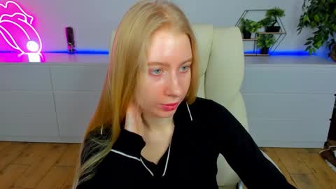 Snapshot of alina__blonde chatting on February 21, 6:36 am Alina online show from February 21, 6:36 am
