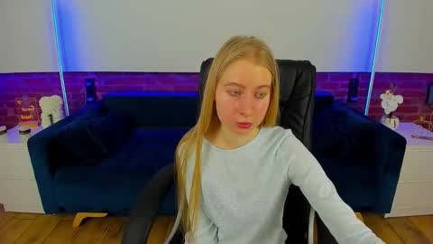 Snapshot of alina__blonde chatting on March 2, 7:15 am Alina online show from March 2, 7:15 am