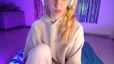 Snapshot of alina_lee_t chatting on October 16, 2:45 am Alina online show from October 16, 2:45 am