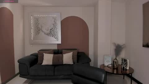 alinakravitz_ online show from April 7, 6:08 pm