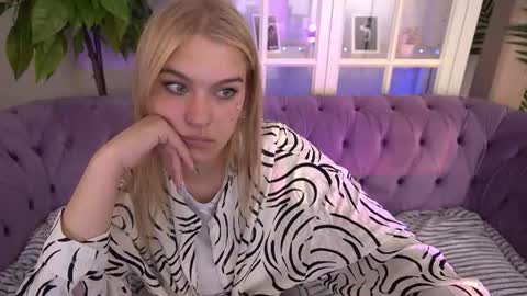 Snapshot of alinalemon chatting on June 15, 7:10 am Alina online show from June 15, 7:10 am
