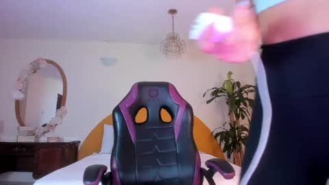 AlinaSimmons online show from April 15, 12:45 pm