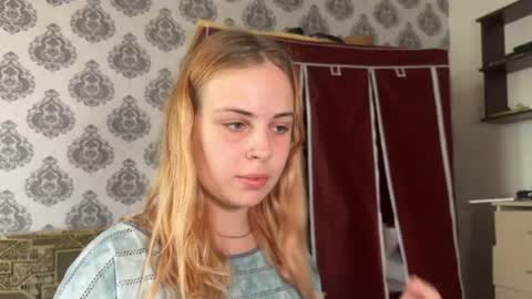 Snapshot of alismoona chatting on July 24, 3:32 pm Alisa online show from July 24, 3:32 pm