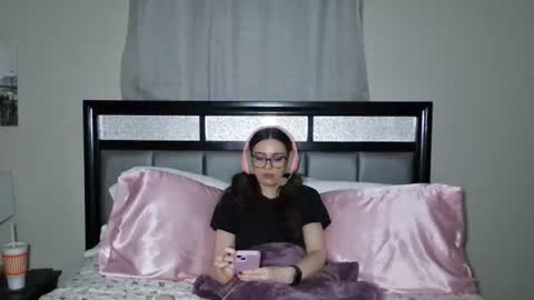 Snapshot of alisonfieldsxo chatting on June 25, 6:18 am Alison Fields online show from June 25, 6:18 am