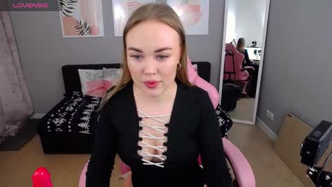 Snapshot of alisonwillow chatting on February 8, 1:36 pm Anna online show from February 8, 1:36 pm