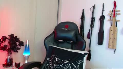 Alisson Beckett online show from April 4, 9:56 pm