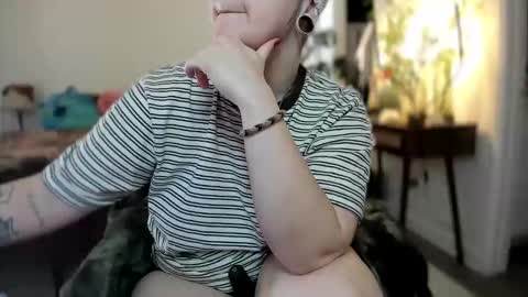Snapshot of alix_valentine chatting on October 25, 9:42 pm alix_valentine online show from October 25, 9:42 pm