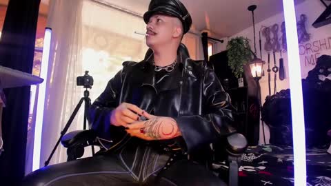   online show from December 6, 4:38 pm