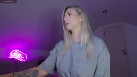 Snapshot of allayah chatting on April 1, 7:53 am A day u didnt smile is a lost day online show from April 1, 7:53 am