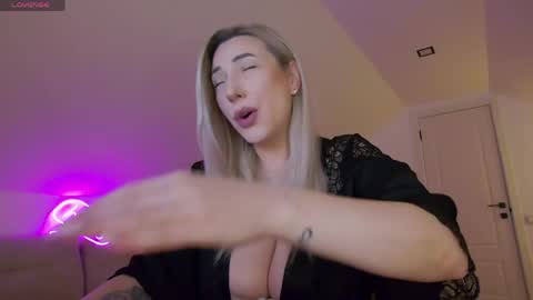 Snapshot of allayah chatting on April 13, 7:03 am A day u didnt smile is a lost day online show from April 13, 7:03 am