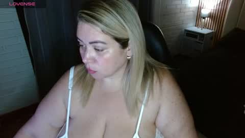 Snapshot of allegra_ferragamo chatting on April 12, 11:43 pm Ale online show from April 12, 11:43 pm