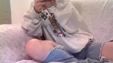 Snapshot of alliebearx chatting on March 12, 1:47 am alliebearx online show from March 12, 1:47 am