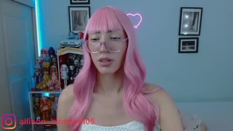Snapshot of allisonblossom chatting on February 9, 3:43 am   online show from February 9, 3:43 am