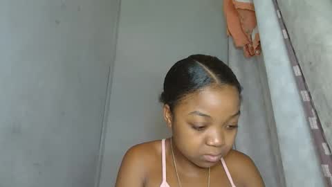 Snapshot of allizida01 chatting on December 22, 5:37 am allizida01 online show from December 22, 5:37 am