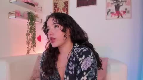 Snapshot of ally_belle chatting on June 17, 7:04 pm Ally Belle online show from June 17, 7:04 pm