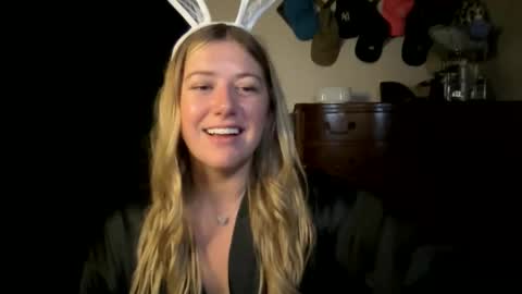 Snapshot of allyanalangel chatting on October 25, 3:03 am allyanalangel online show from October 25, 3:03 am