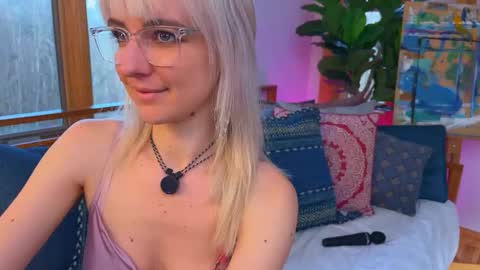 Ally Elliot online show from December 3, 2:48 pm