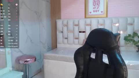 Snapshot of allyssa_bellini_s chatting on October 22, 11:15 pm Allysa online show from October 22, 11:15 pm