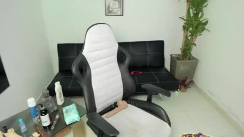 allyssann online show from February 11, 6:22 pm