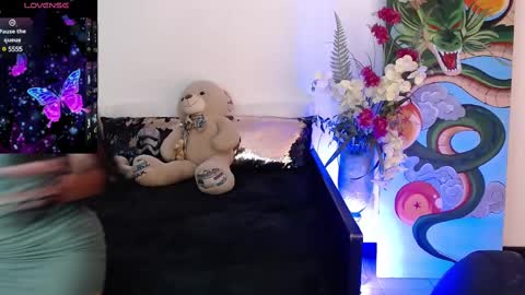 alma_art_ online show from February 17, 3:58 am