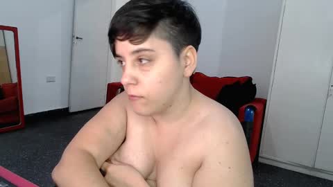 Snapshot of almondonwheels chatting on December 5, 11:18 pm Almond online show from December 5, 11:18 pm