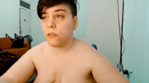 Snapshot of almondonwheels chatting on September 14, 10:09 pm Almond online show from September 14, 10:09 pm