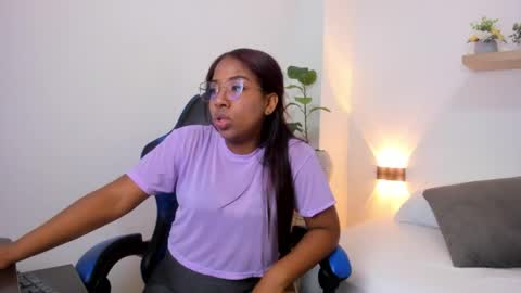 Snapshot of alondra_bernet chatting on May 22, 7:52 pm A L O N D R A online show from May 22, 7:52 pm
