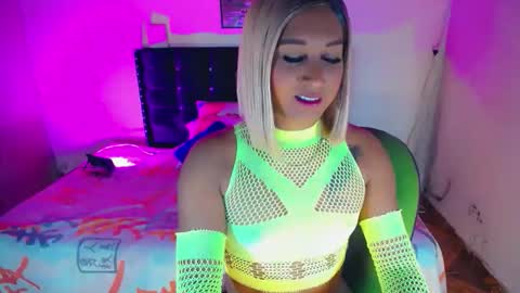 alondragill_ online show from June 9, 3:40 am