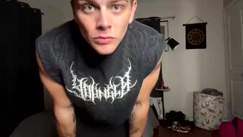 Snapshot of alphavibesxxx chatting on November 4, 4:22 am AlphaVibesXXX - Master Levi  Mistress Kat online show from November 4, 4:22 am