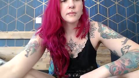 Snapshot of alternative_milf chatting on April 6, 9:54 am Lily online show from April 6, 9:54 am